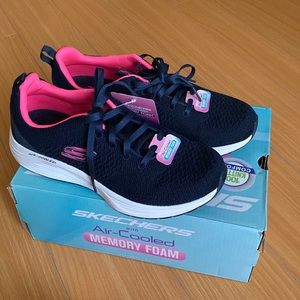 NEW Skechers shoes “skyline surefire”